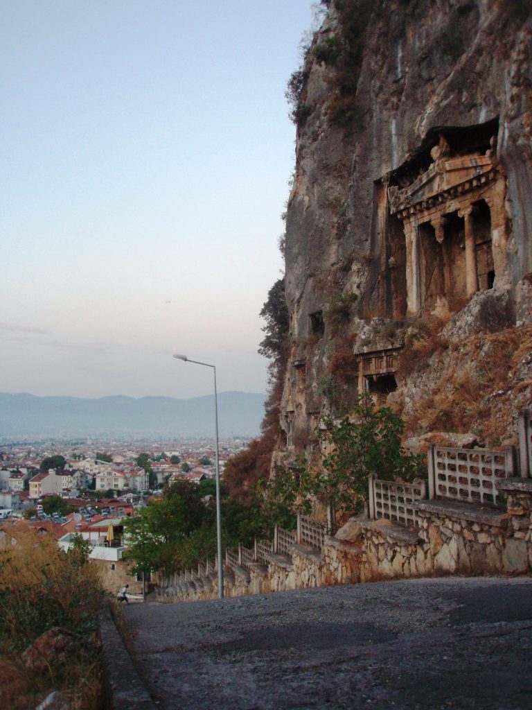 Jeden z licznych w Fethiye grobowców w stylu licyjskim