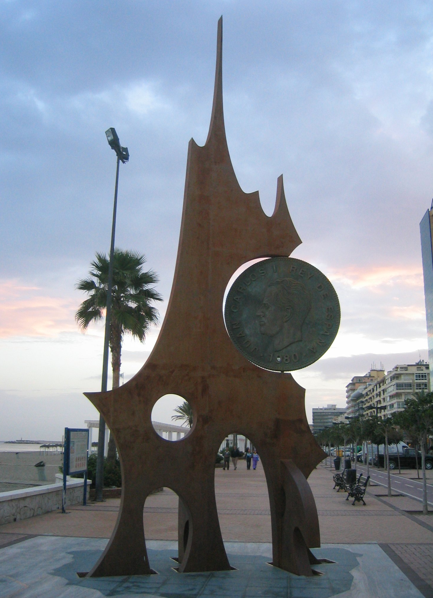 Monumento a la peseta to z kolei punkt charakterystyczny na nadmorskim pasażu